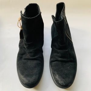 NWT! BORN Suede distressed black boots 8